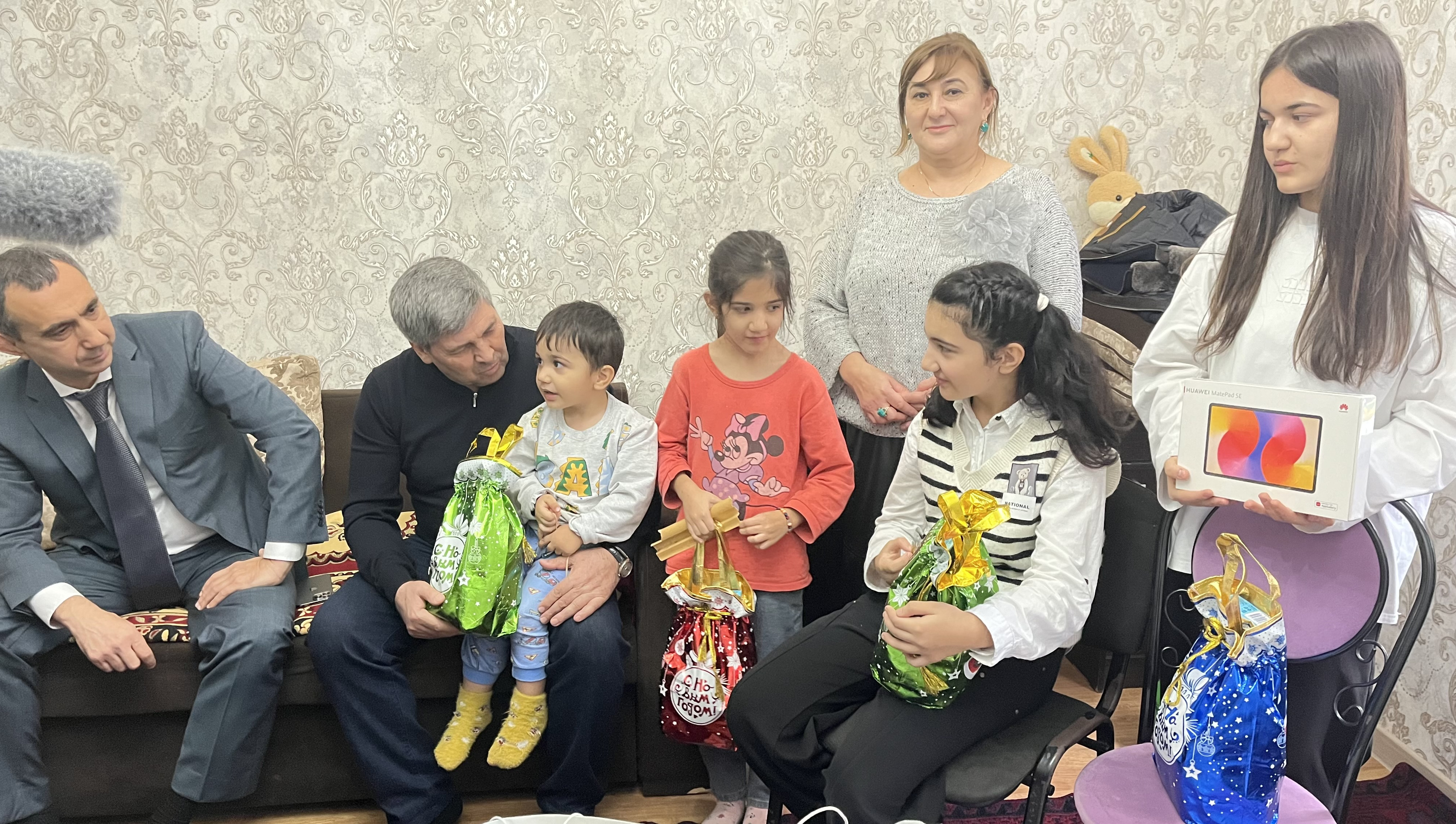 В преддверии Нового года Министр по земельным и имущественным отношениям Республики Дагестан Заур Эминов и  Глава городского округа «город Дербент» Ахмед Кулиев посетили многодетную семью участника специальной военной операции